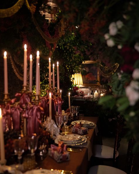 Winter weddings offer a magical backdrop like no other. Think roaring fires, candlelit tables, and dreamy foliage creating the perfect winter wonderland. A popular time to tie the knot with party season in full swing, with guests merry and ready to celebrate. The challenge lies in creating a winter wonderland that steers clear of the traditional Christmas theme. *Tap the link in our bio as we share the ultimate winter wedding guide.* Words by: @georgiareed_19 #TheWeddingEdition #Winter... Russian Winter Wedding Theme, Rich Christmas Party, Winter Wedding Venue Ideas, Candlelit Tables, Winter Solstice Wedding, Old World Tuscan Design, Nutcracker Wedding, Fantasy Dinner, Winter Wonderland Wedding Theme