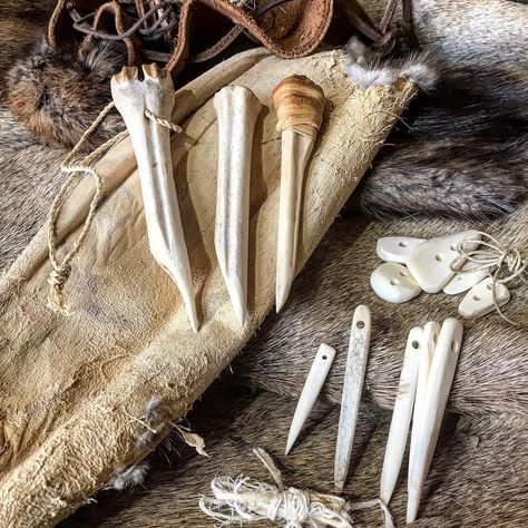 Donny Dust on Instagram: “My sewing kit...a mix of bone sewing tools: awls, needles, buttons, sinew, hemp cordage and leather tabs. The most important piece in my…” Prehistoric Crafts, Bone Tools, Ötzi The Iceman, Ancient Artifacts Prehistoric, Primitive Tools, The Iceman, Human Evolution, Stone Age, Bone Carving