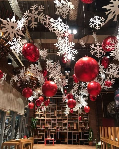 Chrismast Decoration Party, All Red Outdoor Christmas Lights, Nutcracker Office Decorations, Christmas Ceiling Decor Ideas, Christmas Decor From Ceiling, Christmas Retail Decor, Company Holiday Party Decorations, Restaurant Christmas Decor Ideas, Christmas Decor Ideas For Restaurant