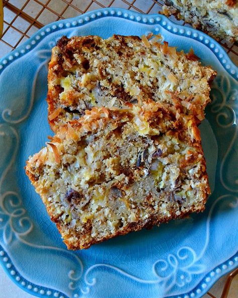 950 Likes, 30 Comments - Hayley Parker (@thedomesticrebel) on Instagram: “{NEW!!} HUMMINGBIRD BANANA BREAD is a delicious mashup between banana bread + hummingbird cake 🍰🍌…” Hummingbird Bread Recipe, Hummingbird Bread, Coconut And Banana, Fruit Breads, Bread Desserts, Recipe Appetizers, Dessert Breads, Pecan Desserts, Creative Napkins