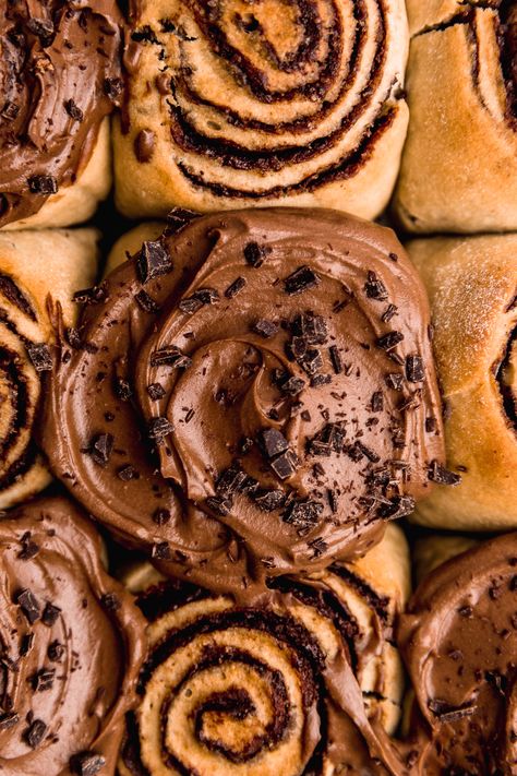 Espresso Cinnamon Rolls, Cinnamon Rolls With Chocolate, Cinnamon Rolls Chocolate, Chocolate Cream Cheese Frosting Recipe, Nutella Cinnamon Rolls, Chocolate Weetbix Slice, Pastry Photography, Chocolate Cinnamon Rolls, Gray Stuff