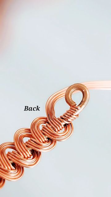 DIY Wire Wrap Bracelet Tutorial Copper Bracelet Diy, Wire Wrapped Bracelet Tutorial, Wire Bracelet Tutorial, Jewelry Tutorials Free, Wrap Bracelet Tutorial, Wire Weaving Tutorial, Diy Wire Jewelry Rings, Wire Wrap Bracelet, Wire Jewelry Rings