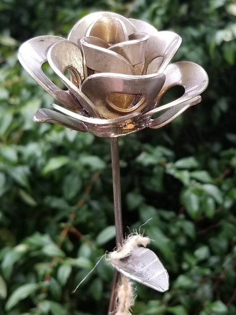 You have found the Perfect Valentines Day gift for him or her! Handmade welded metal roses create the perfect gift. Single up-cycled rose made from recycled washers and wire welded together creating beautiful art. Each rose is an individual and a little different all created from the same Welded Rose, Rose Sculpture, Metal Sculpture Artists, Metal Roses, Art Steampunk, Modern Rustic Homes, Welding Art Projects, Pretty Rose, Metal Tree Wall Art