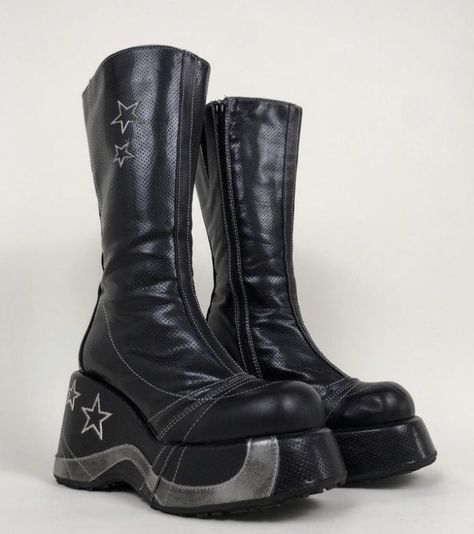 ʚ♡⃛ɞ on Twitter: "omg https://t.co/8EkAgkO3v5" / Twitter Y2k Goth Outfits, Goth Platforms, Y2k Boots, Fashion 2000, Goth Shoes, Y2k Shoes, Gothic Shoes, Dr Shoes, Star Boots