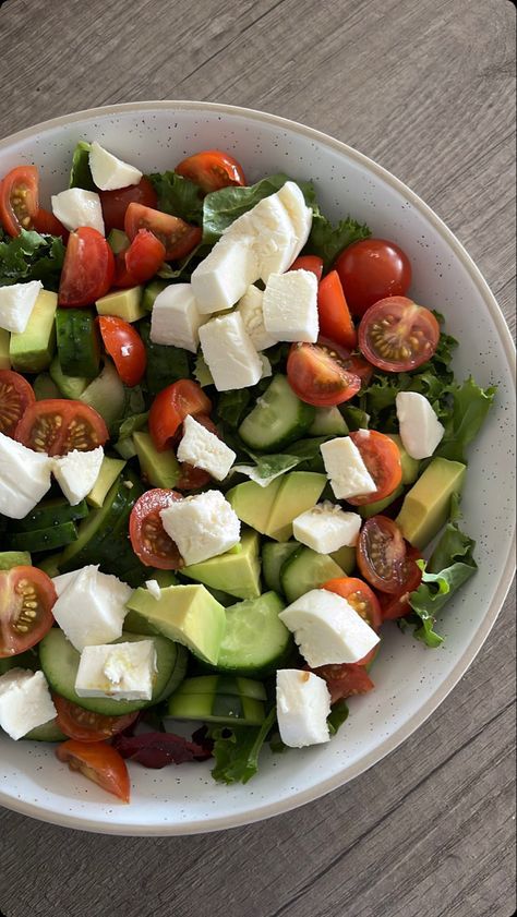 #salad #foodphotography Healthy Salad Aesthetic, Salads Aesthetic, Salad Aesthetic, Healthy Food Menu, Healthy Food Inspiration, Healthy Food Dishes, Healthy Lifestyle Food, Healthy Food Motivation, Idee Pasto Sano