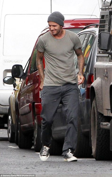 David Beckham wearing Converse Chuck Taylor All Star '70, Slick Willies Classic Beanie in Grey, Rrl Ralph Lauren Officer's Chino Pant in Black and Rrl & Co. Cotton Jersey Crewneck T-Shirt David Beckham Style Outfits, Muscular Arms, David Beckham Style, Looks Hip Hop, Converse Outfits, Sneaker Outfits, Streetwear Mode, Converse Style, Grey T Shirt