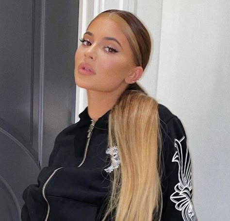 Kylie Jenner Blonde, Looks Kylie Jenner, Kylie Baby, Kylie Jenner Look, Honey Brown Hair, Money Success, Kylie Jenner Outfits, Kylie Kristen Jenner, Makijaż Smokey Eye