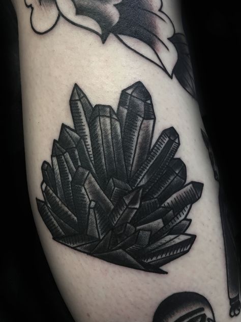 Black crystal. #blackcrystal #onyx #onyxtattoo #crystaltattoo #blacktattoo #black #tattoo #blackink #blackwork #traditionaltattoo #blacktraditional #traditionaltattooart #blacktattooart #realtattoos #boldtattoo #ink #realtraditional Onyx Tattoo Ideas, Black Gem Tattoo, Gem Tattoo Black And White, Black Crystal Tattoo, Crystal Tattoo Black And Grey, Onyx Tattoo, The Dark Crystal Tattoo, Mandala Wrist Tattoo, Black Light Tattoo