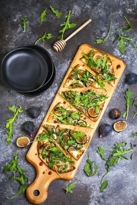 Fig Blue Cheese, Arugula Flatbread, Figs Blue Cheese, Flatbread Appetizers, Easy Naan Recipe, Naan Pizzas, Hummus Pizza, Chicken Flatbread Pizza, Honey Mustard Chicken Recipes