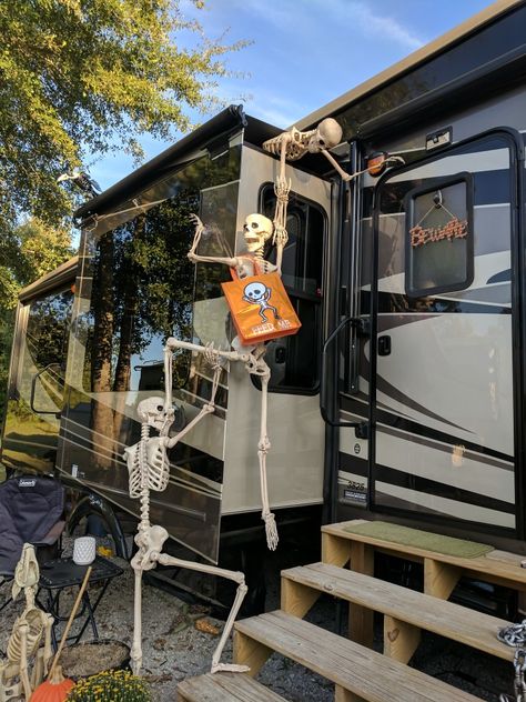 I used large suction cups to attach the skeletons to the trailer 2017 RV Decorations. Rv Halloween Decorating Ideas Outside, Halloween Camper Decorating Ideas, Rv Halloween Decorating Ideas, Rv Halloween, Camper Decorations, Campsite Decorating, Rv Style, Rv Decorating, Halloween Decorating Ideas