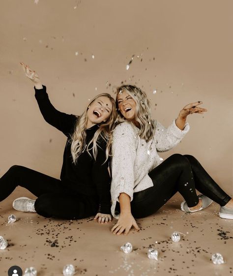 Photoshoot Ideas With Best Friend Studio, Best Friend Indoor Photoshoot, Fun Sister Photoshoot, Best Friend Business Photoshoot, Friendship Photoshoot Ideas Studio, Business Bestie Photoshoot, Best Friend Pictures Birthday, Sister Shoot Ideas Photo Sessions, Bestie Studio Photoshoot