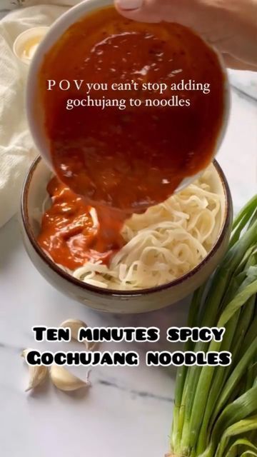 Gochujang Noodles, Ramen Bowls, Ramen Noodle Bowl, Pho Bowl, Noodle Recipes Easy, Water Drain, Plant Based Cookbook, Chilli Paste, Tasty Recipes Videos