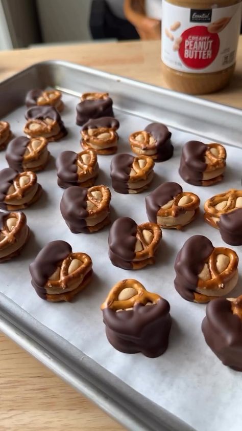 Peanut Butter Chocolate Pretzel Bites: Sweet & Salty Perfection - Easy Recipes for Everyday Cooking Peanut Butter Pretzels Recipe, Buckeye Pretzel Bites, Pretzel Treats Easy, Mini Pretzels Recipes, Pretzel Chocolate Bites, Peanut Butter Pretzels, Christmas Pretzel, Peanut Butter Pretzel Bites, Pretzel Thins