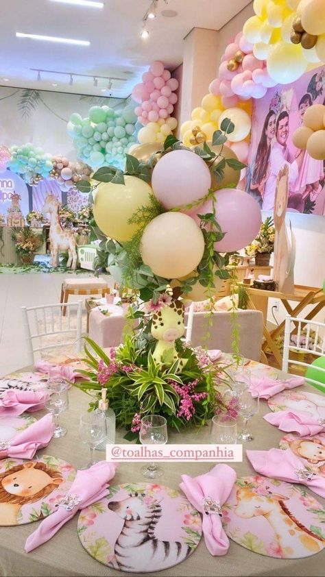 Safari Baby Shower Girl Centerpieces, Girl Safari Baby Shower Ideas, Giraffe Baby Shower Theme Girl, Jungle Baby Shower Theme Decorations, Safari Baby Shower Girl, Safari Centerpieces, Girl Shower Themes, Deco Ballon, Wild Birthday Party