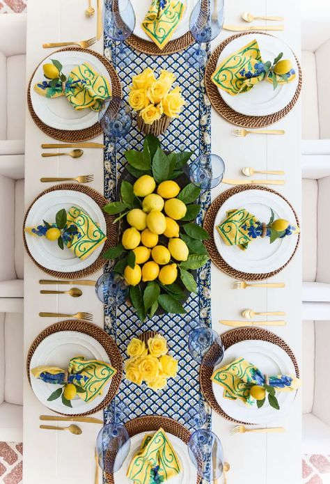 13 Pretty Summer Tablescape Ideas. Discover summer table decor ideas as inspiration for your summer entertaining. Create a new table look with these ideas for place settings and centerpieces. Learn how to combine color and patterns for maximum table attire. Lemon Table Decor, Lemon Themed Party, Decorating Table, Summer Table Decorations, Summer Tablescapes, Tanaman Indoor, Deco Champetre, Decoration Evenementielle, Tafel Decor