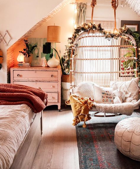 I shared a lot of pictures of our Christmas decor this year on the blog! I joined my favorite “Holiday Housewalk” with a bunch of bloggers. Love peeking into others homes!!! For this tour I really didn’t try to make everything perfect. And I LIVE by the motto “done is better than perfect”! I wouldn’t invite anyone in if it was the opposite. Because it wouldn’t ever be perfect. Am I right??? #girlsroom #christmasdecor Amazing Home Decor, Small Spaces Ideas, Small Space Decorating, Home Decor Ideas Bedroom, Small Space Design, Beautiful Home Decor, Christmas Home Decor, Design Del Prodotto, Decoration Inspiration