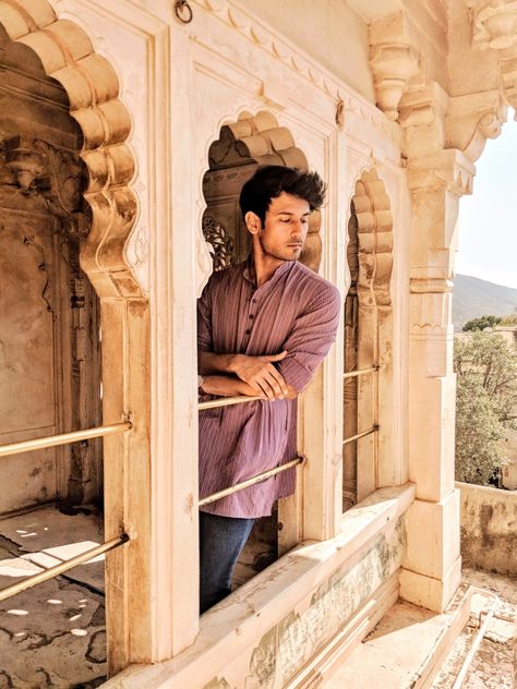 Jaipur Photography Poses Men, Udaipur Photo Poses, Photoshoot In Udaipur, Tour Photography Ideas, Jodhpur Photography Poses, Hampi Photography Poses, Rajasthan Photoshoot Ideas, City Palace Udaipur Photography, Jaisalmer Photography Poses