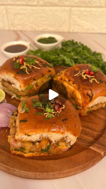 Alisha Bansal on Instagram: "Crispy Chatapata Pav 
For complete detailed recipe, check out the link in bio 

Follow @anyonecancookwithdr.alisha for more such easy recipes 

Ingredients: 
Boiled Chickpeas 1 cup 
Boiled potato 1 small 
Onion 1 small ( finely chopped) 
Tomato 1/2 ( finely chopped) 
Green chilli 1 ( finely chopped)
Coriander leaves 1 tbsp 
Salt  1 tsp or to taste 
Black salt 1/2 tsp
Chat Masala 1 tsp 
Roasted Cumin seed powder 1 tsp 
Red chilli powder 1/2 tsp
Lemon 1 
Imli chutney 1/2 tbsp 
Pomegranate 
Pav 
Butter 
Coriander leaves 
Kashmiri red chilli powder 

#snacks #snacksforkids #eveningsnacks #foodvideos #recipereels #recipes #recipevideos #videos #foodies #instafood #instareels #dralisharecipes #anyonecancookwithdralisha #cooking #cookingvideo #cook #teatimesnacks #lif Masala Pav Recipe Video, Chilli Potato Recipes, Indian Snacks For Party, Masala Pav Recipe, Easy Evening Snacks, Chat Masala, Chats Recipe, Chilli Potato, Pav Recipe