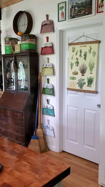 Sarah Chitwood on Instagram: "I'm thinking about hunting for more green and red vintage dustpans so I can do a Christmas display, or maybe I just need an excuse to look for more 😁 #vintageupcycle #thriftstorefinds #mythriftedhome #thriftyfinds #repruposedvintage #upcycledvintage #fleamarketdecor #fleamarketfinds #thriftstoredecor #thriftstorefind #thriftstorescore #thriftedvintage #vintagecollector #vintagecollection #vintagefarmhouse #vintagefinds #thrifteddecor #thriftedfinds #vintagehomedeco Thrifted Decor, Thrift Store Decor, Flea Market Decorating, Flea Market Finds, Thrift Store Finds, Christmas Display, Red Vintage, Green And Red, Vintage Farmhouse