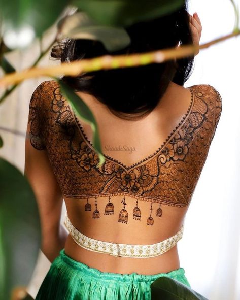 There's a new trend among brides. Yes, you read the title right, it's the latest blouse mehndi designs! Check out our blog for more details and looks of shoulder mehendi design #shaadisaga #indianwedding #blousemehendi #blousemehendidesigns #shouldermehendidesign #mehendidesign #mehendidesignuniqe #mehendidesigntrendy #mehendidesigmforshoulder #blousemehendidesign #mehendidesignbridal #mehendidesignarabic Mehandi Blouse Designs, Henna Blouse, Mehendi Blouse, Karva Chauth Mehndi Designs, Trending Blouse, Unique Henna, Leg Mehndi, Bridal Trends, Legs Mehndi Design