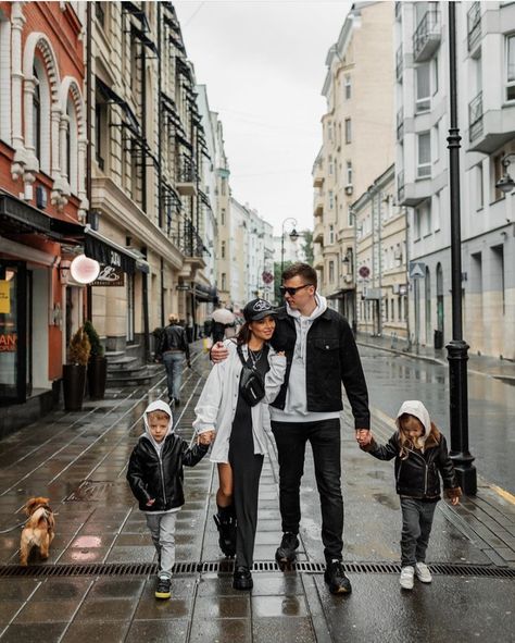 Urban Style Photoshoot, Urban Family Pictures, Urban Family Photography, Urban Family Photos, Winter Family Photoshoot, Big Family Photos, Cute Family Photos, City Shoot, Family Portrait Poses