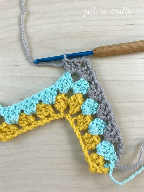 Crochet Granny Ripple Tutorial - Free Crochet Pattern by Just Be Crafty Variegated Yarn Crochet, Uncinetto Zig Zag, Crochet Ripple Pattern, Crochet Ripple Blanket, Ripple Blanket, Ripple Afghan, Ripple Stitch, Chevron Crochet, شال كروشيه