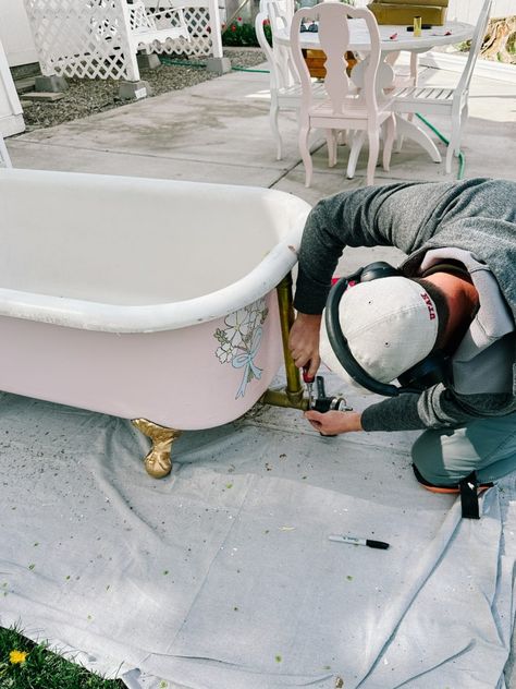 Outdoor tub ideas- decorating inspiration. Clawfoot bathtub in a backyard for small spaces. How to add privacy with diy curtains- cheap drapes out of drop cloth. Inspiration for a garden above ground tub. Homemade drapes that are inexpensive for a bath. Diy Outdoor Tub, Outdoor Tub Ideas Backyard, Backyard Bathtub, Outdoor Tub Ideas, Diy Curtains Cheap, Garden Above Ground, Outdoor Bathtub Ideas, Outdoor Clawfoot Tub, Outside Bathtub