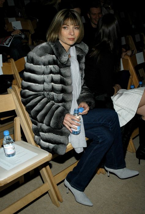 Anna Wintour Wearing Jeans May Seem Surprising — But She Always Wears This One Type Anna Wintour Style, Fashion Week Dresses, Miranda Priestly, Jeans Trend, 2000s Fashion Trends, Relaxed Outfit, Anna Wintour, Relaxed Jeans, 2000s Fashion