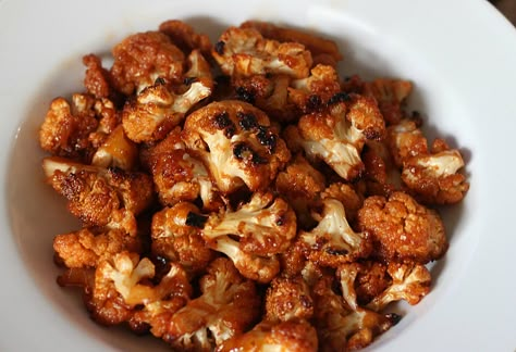 Honey Sriracha Roasted Cauliflower | In Johnna's Kitchen (gluten-free, dairy-free, vegetarian) Siracha Recipes, Honey Cauliflower, Oven Baked Cauliflower, Baked Cauliflower Recipe, Hot Honey Recipe, Cauliflower Side Dish, Grilled Cauliflower, Spicy Cauliflower, Roasted Cauliflower Recipes