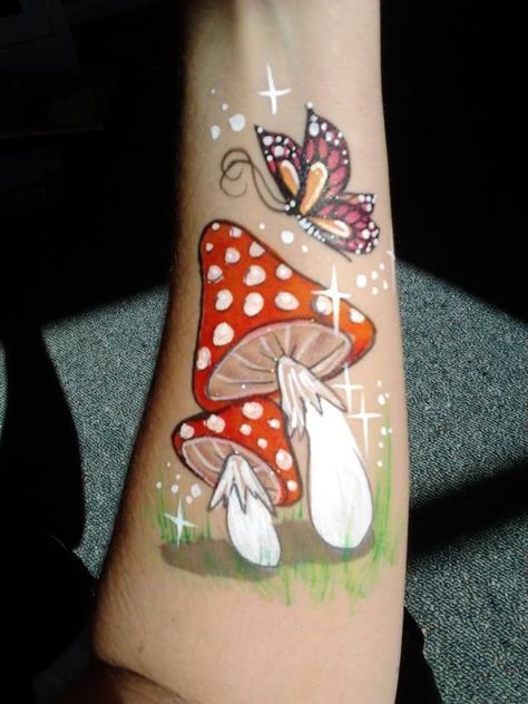 Mushroom butterfly Fairy Face Paint, Butterfly Mushroom, Fairy Mushrooms, Belly Paint, Butterfly Face Paint, Cheek Art, Girl Face Painting, Leg Henna, Arm Painting