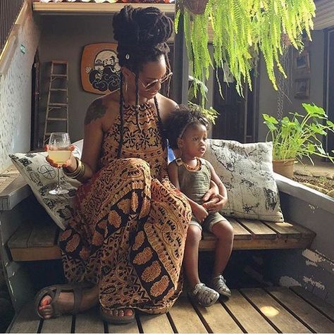 Relaxed Boho Style Outfit Casual, Earthy Mom Aesthetic, Boho Maximalism Outfits, Hippie Mom Aesthetic, Afro Boho Fashion, Mode Hippie, Earthy Outfits, Estilo Hippie, Bohol