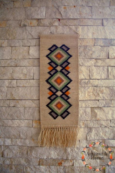 Kilim Wall Hanging, Weaving Loom Diy, Yarn Wall Art, Weaving Tutorial, Bead Crochet Patterns, Rug Wall Hanging, Diy Embroidery Designs, Rug Wall, Diy Weaving