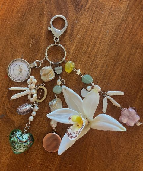 Keychains Aesthetic, Obsessed With Her, Inside My Bag, Purse Essentials, Backpack Keychains, One For All, Apple New, Writing Art, Body Jewelry Piercing