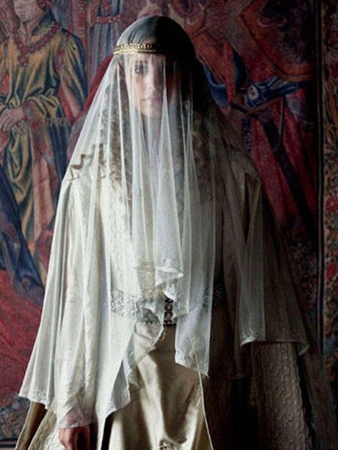 Isabella Of Castile, Medieval Woman, Dress Aesthetic, Bill Gates, Medieval Fantasy, Fantasy Fashion, Historical Clothing, Historical Fashion, Character Inspiration