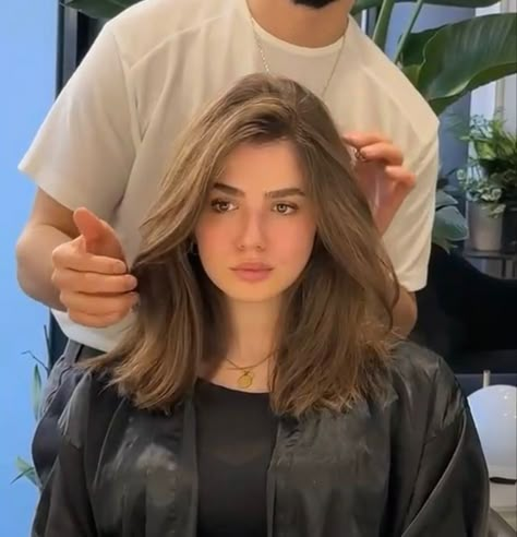 Middle Hair, Dark Brunette Hair, Brown Hair Inspo, Layered Haircuts For Medium Hair, Short Brown Hair, Haircuts For Medium Hair, Layered Bob, Haircuts Straight Hair, Penteado Cabelo Curto