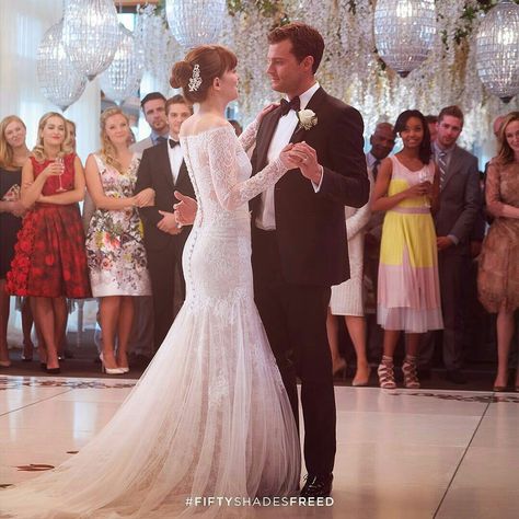 Jamie Dornan fifty Shades of grey Darker freed Dakota johnson Jamie Dornan Wedding, Dakota Johnson And Jamie Dornan, Grey Wedding Dress, Fifty Shades Movie, Wedding Movies, Fifty Shades Freed, Weddings By Color, Fifty Shades Darker, Gray Weddings