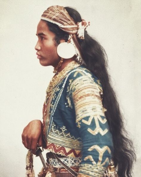 Datu Bulon of the Bagobo tribe, Mandanao, Philippines. Photo by Gerhard Sisters, 1904 Colored by Bilog Bilugan Precolonial Philippines, Filipino Hair, Philippines Fashion, Filipino Fashion, Philippines Culture, Slow Lifestyle, Spiritual Warrior, Filipino Culture, Graphic Novel Art