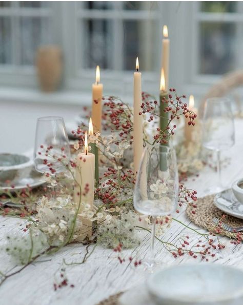 50  Elegant Christmas Table Decor Ideas 137 50  Elegant Christmas Table Decor Ideas Creative Wedding Table Decorations, Table Winter Decorations, Christmas Hosting Table, Diy Christmas Tablescapes, Christmas Event Table Decor, Minimal Christmas Tablescape, Christmas Wedding Tablescape, Christmas Dinner Party Table Decor Centerpiece Ideas, Christmas Diner Decor