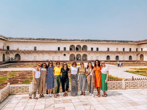 what to wear in india, female tourists in Agra Fort - What To Wear In India Woman Travel, Outfits For India Travel, India Travel Outfit Woman, Outfits To Wear In Rajasthan, What To Wear India, What To Wear In India, India Outfits, Mumbai Trip, Travel Outfits Women