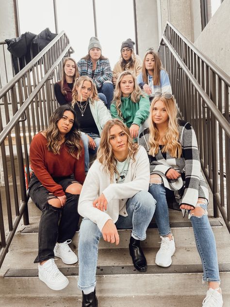 Parking Garage Dance Photoshoot, Group Photos On Stairs, Group Stairs Photoshoot, Downtown Group Photoshoot, Cousins Photo Shoot Group Poses, Large Group Poses, Candid Group Photos, Large Group Posing, Pictures On Stairs