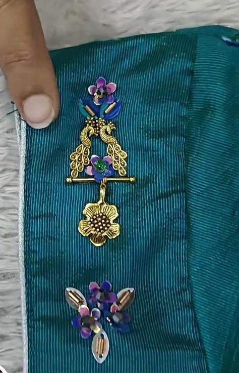 Brooches Work For Blouse, Brooches Blouse Design Tutorial, Simple Brooches Blouse Design, Brooches Blouse Design, Arri Design, Brooch Work, Brooch Design, Model Blouse, Bead Matted