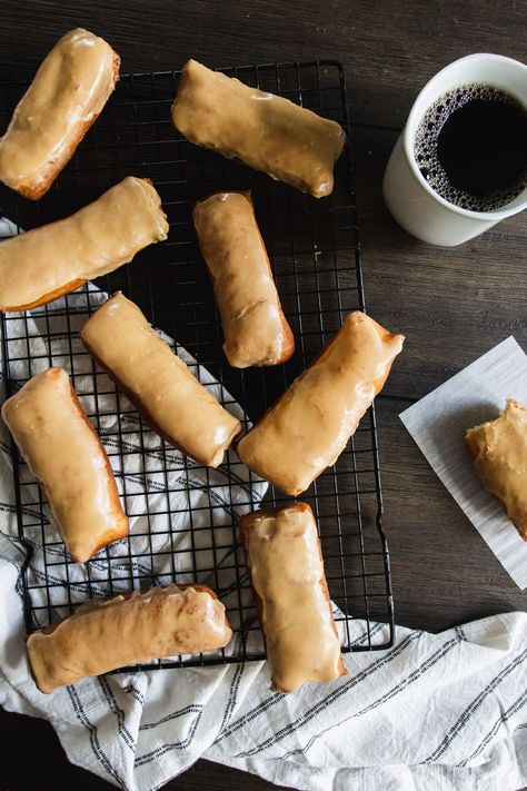 How to make long john donuts from scratch with a maple glaze that uses real maple syrup. You will love the flavor of these maple bars! Long John Donuts, Prawn Bisque, Long John Donut, Donuts From Scratch, Soup Recipe Vegan, Traditional Irish Soda Bread, Maple Bars, Kids Treats, Fried Donuts