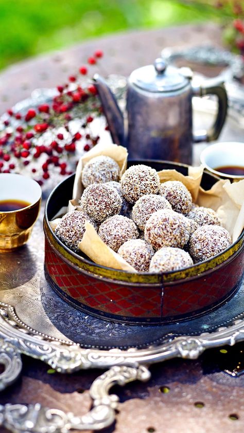 These rum balls are a fantastic edible gift idea. Or make a batch for a festive morning or afternoon tea. This Christmas favourite can be stored in the fridge for up to one month. Rum Ball, Christmas Afternoon Tea, Rocky Road Recipe, Rum Balls, Fruit Candy, Reindeer Food, One Dish Dinners, Winter Parties, Holiday Foods