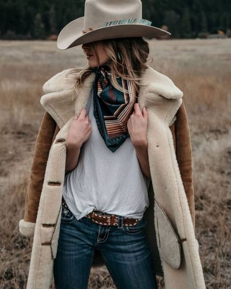 Old Money Boho Aesthetic, Yellowstone Women Outfits, Yellowstone Beth Outfits, Yellowstone Style Women, Yellowstone Beth Dutton Wardrobe, Old Money Western Aesthetic, Beth Dutton Yellowstone Outfits, Beth Dutton Fashion, Teen Ootd