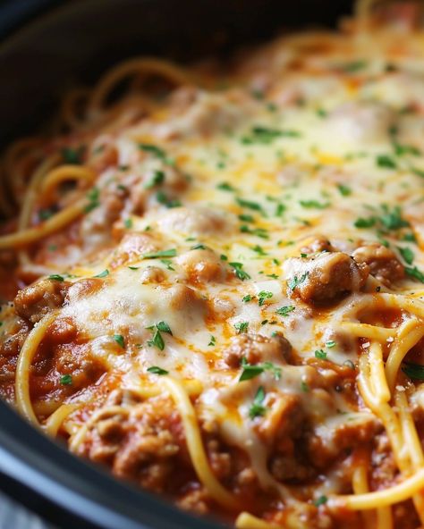 Spaghetti Slow Cooker, Slow Cooker Kitchen, Crockpot Spaghetti, Baked Pasta Dishes, Million Dollar Spaghetti, Slow Cooker Pasta, Spaghetti Casserole, Baked Pasta, Spaghetti Recipes