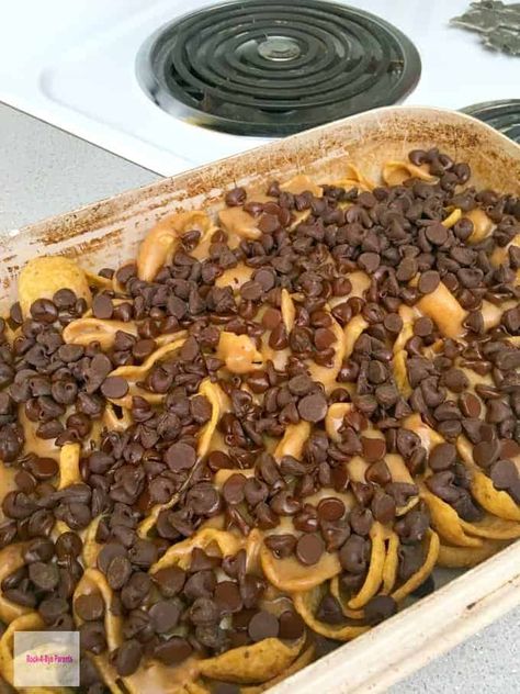 Frito Corn Chip Dessert, Corn Chip Dessert, Frito Dessert Corn Chips, Frito Corn Chip Recipes, Fritos Dessert Peanut Butter, Frito Bars Peanut Butter, Frito Peanut Butter Bars, Fritos Peanut Butter No Bake, Frito Chocolate Peanut Butter