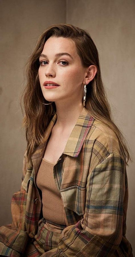 Victoria Pedretti, Headshots Women, Headshot Poses, Actor Headshots, Lady And Gentlemen, Celebrities Female, Favorite Celebrities, Actors & Actresses, Podcast