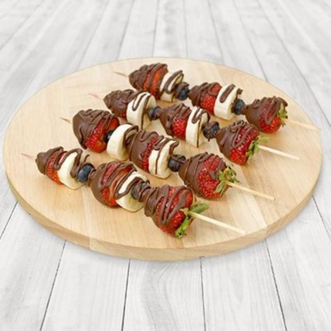 Valentines Drinks, Fingerfood Ideas, Fruit Kabob, Dipped Fruit, Fruit Kebabs, Chocolate Dipped Fruit, Chocolate Covered Fruit, Fruit Skewers, Fruit Kabobs