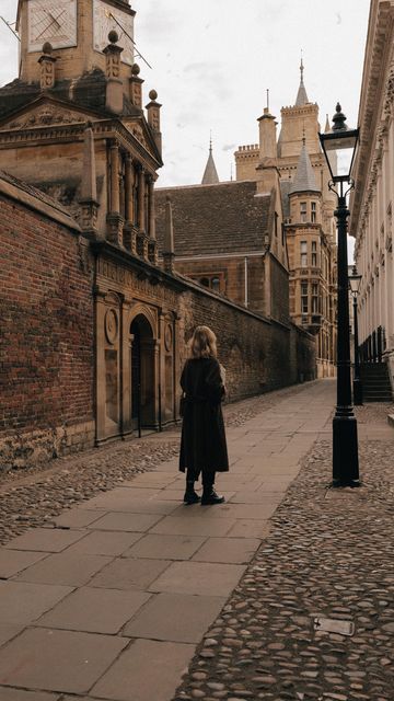 Sarah Mantelin on Instagram: "Walking around Cambridge 🕰 #darkacademia #aestheticvideos #darkacademiastyle #darkacademiaaesthetic #cambridge #cozyautumn #fallvibes #fallmood #vintagemood #vintageaesthetic #myeverydaymagic #darkcottagecore #earthytones #myseasonalstory #amomentofwonder #chasingseasons #gloomandglow #vintageweekly #autumndays #autumngirl #autumnaesthetic #autumnfeed #londonvibes #londonaesthetic #thatmagicmood #seasonspoetry #cozyautumn #fallgirl #quietshadesofbrown #britishaesth Medium Academia Aesthetic, London Academia Aesthetic, Sarah Mantelin, Michelle Aesthetic, Cambridge Autumn, Cambridge Aesthetic, Cambridge In Autumn, Cambridge University Dark Academia, London Dark Academia Aesthetic