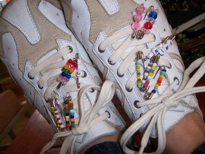 Beaded safety pins on my shoe laces    we did this when I was in school!!!! Friendship Pins, 1990 Style, 80s Girl, 90s Childhood, Safety Pins, Childhood Toys, 90s Kids, Sweet Memories, Great Memories